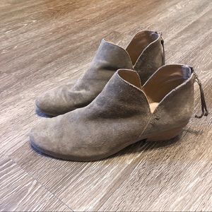 Kenneth Cole Reaction | 7.5 | booties | light tan